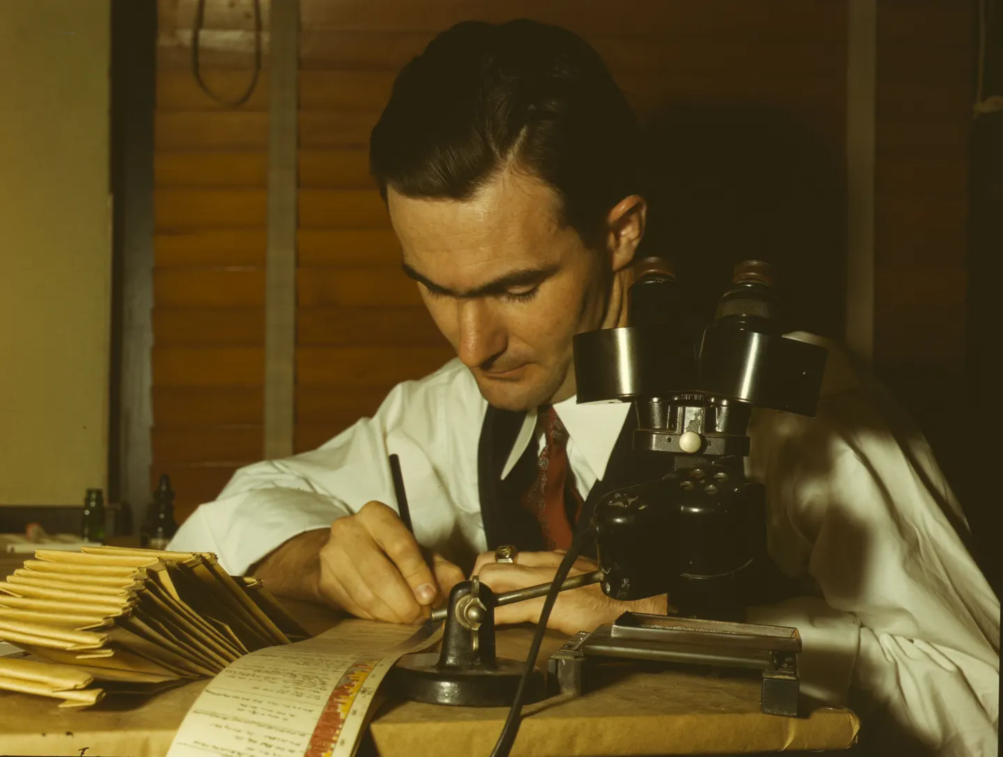 Géologue examinant des cuttings de forage au microscope binoculaire, Amarillo, Texas, 1943. Photographie d’archive, Library of Congress.