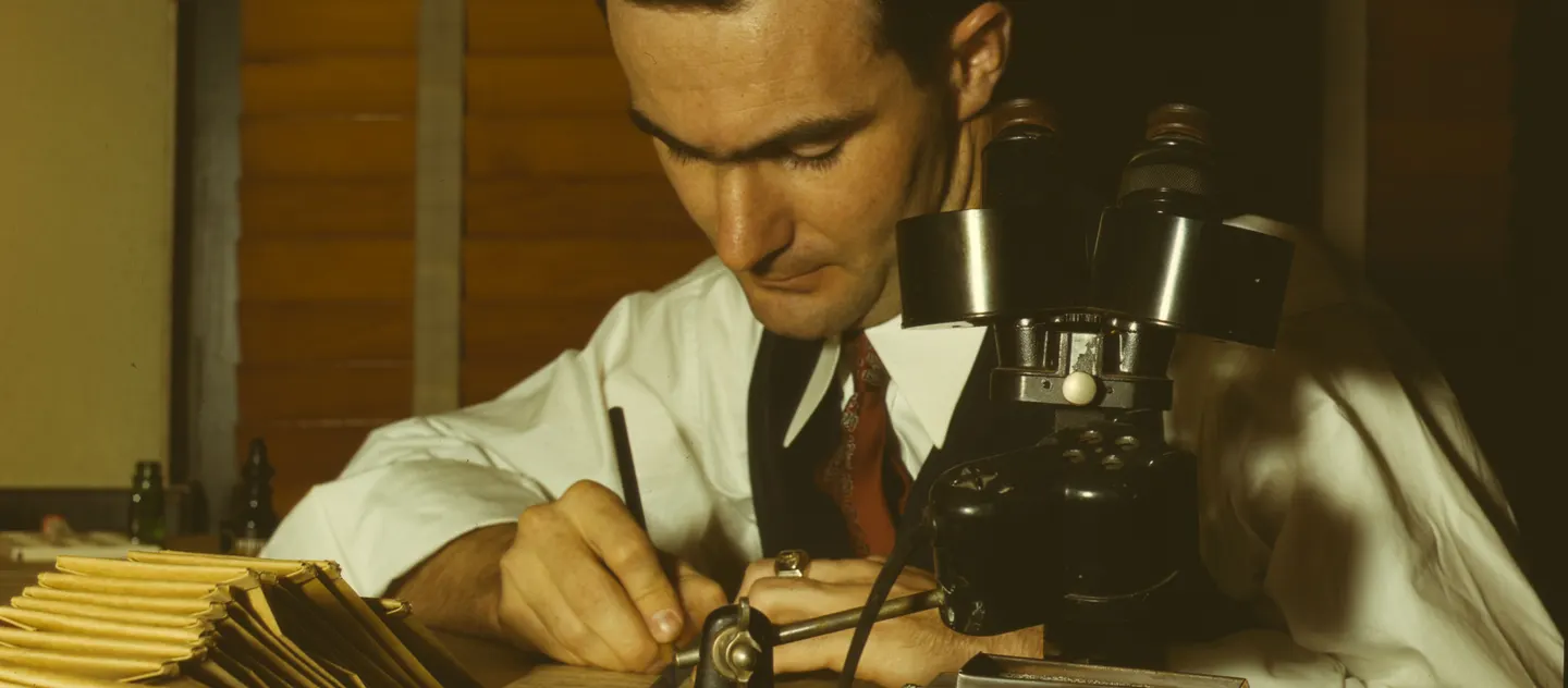 Géologue examinant des cuttings au microscope, 1943.